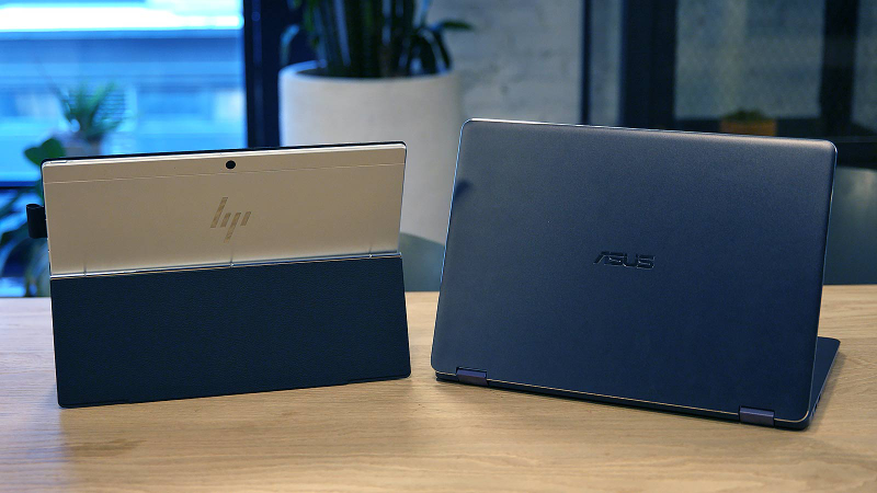 HP’s Envy x2 is on the left, the Asus NovaGo is on the right. (Image: Sam Rutherford/Gizmodo)
